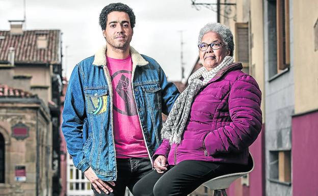 Filomena Abrantes, histórica activista por la igualdad en Vitoria, junto a su hijo Mikel Gómez de Segura.