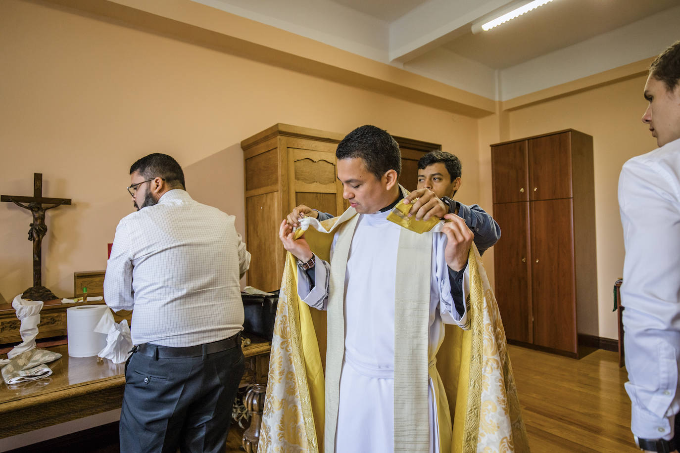 Fotos: El primer sacerdote ordenado en Álava desde hace seis años oficia sus primeras misas en Turiso y Salcedo