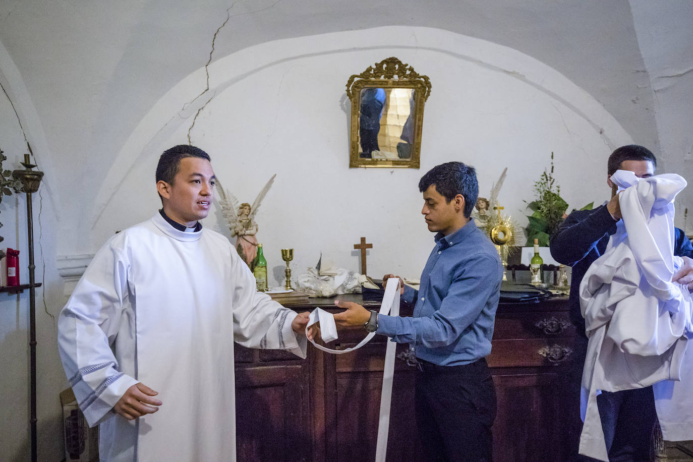 Fotos: El primer sacerdote ordenado en Álava desde hace seis años oficia sus primeras misas en Turiso y Salcedo