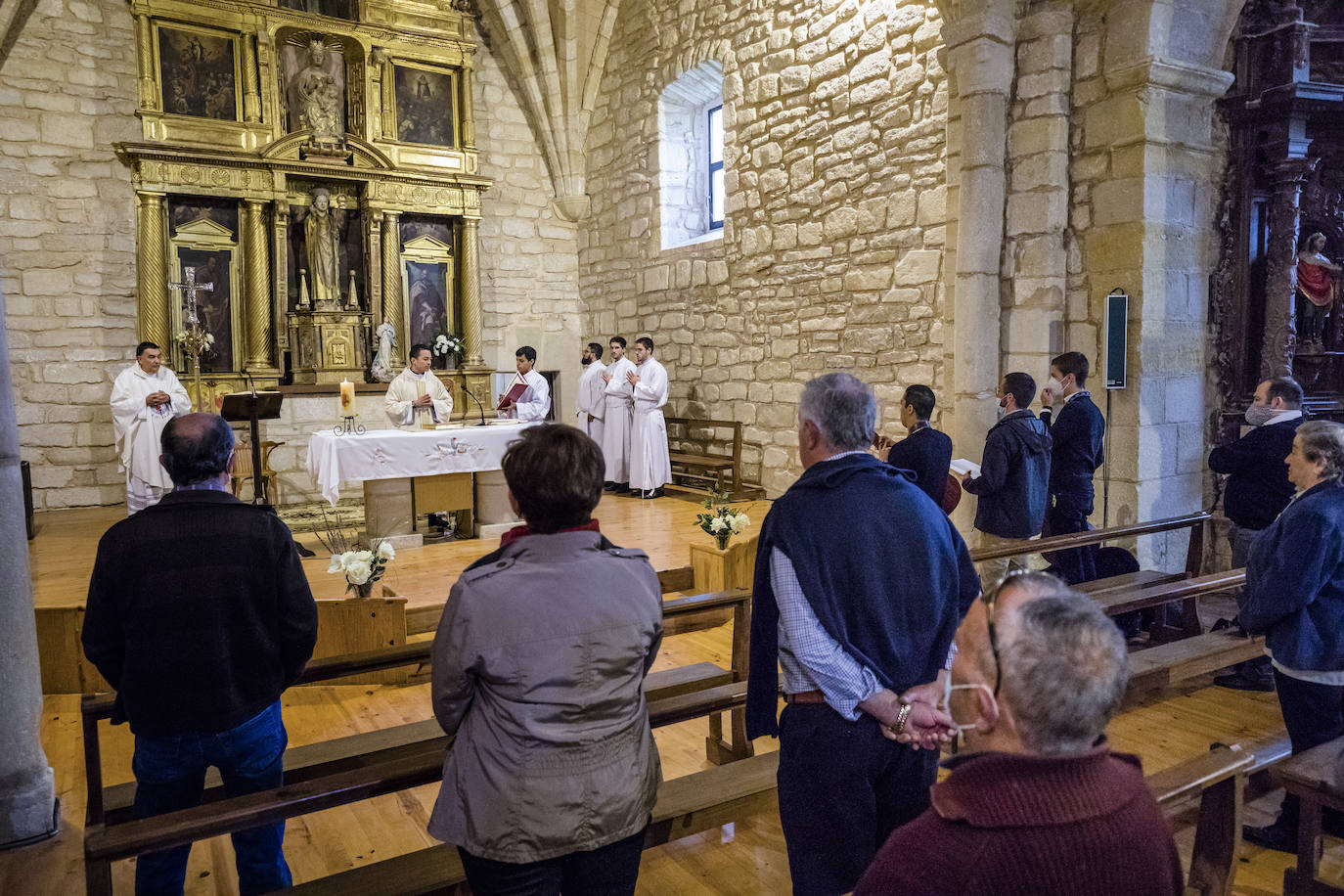 Fotos: El primer sacerdote ordenado en Álava desde hace seis años oficia sus primeras misas en Turiso y Salcedo