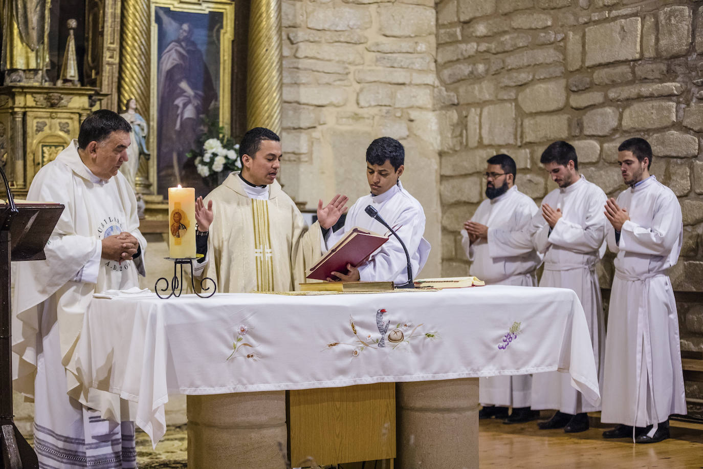 Fotos: El primer sacerdote ordenado en Álava desde hace seis años oficia sus primeras misas en Turiso y Salcedo