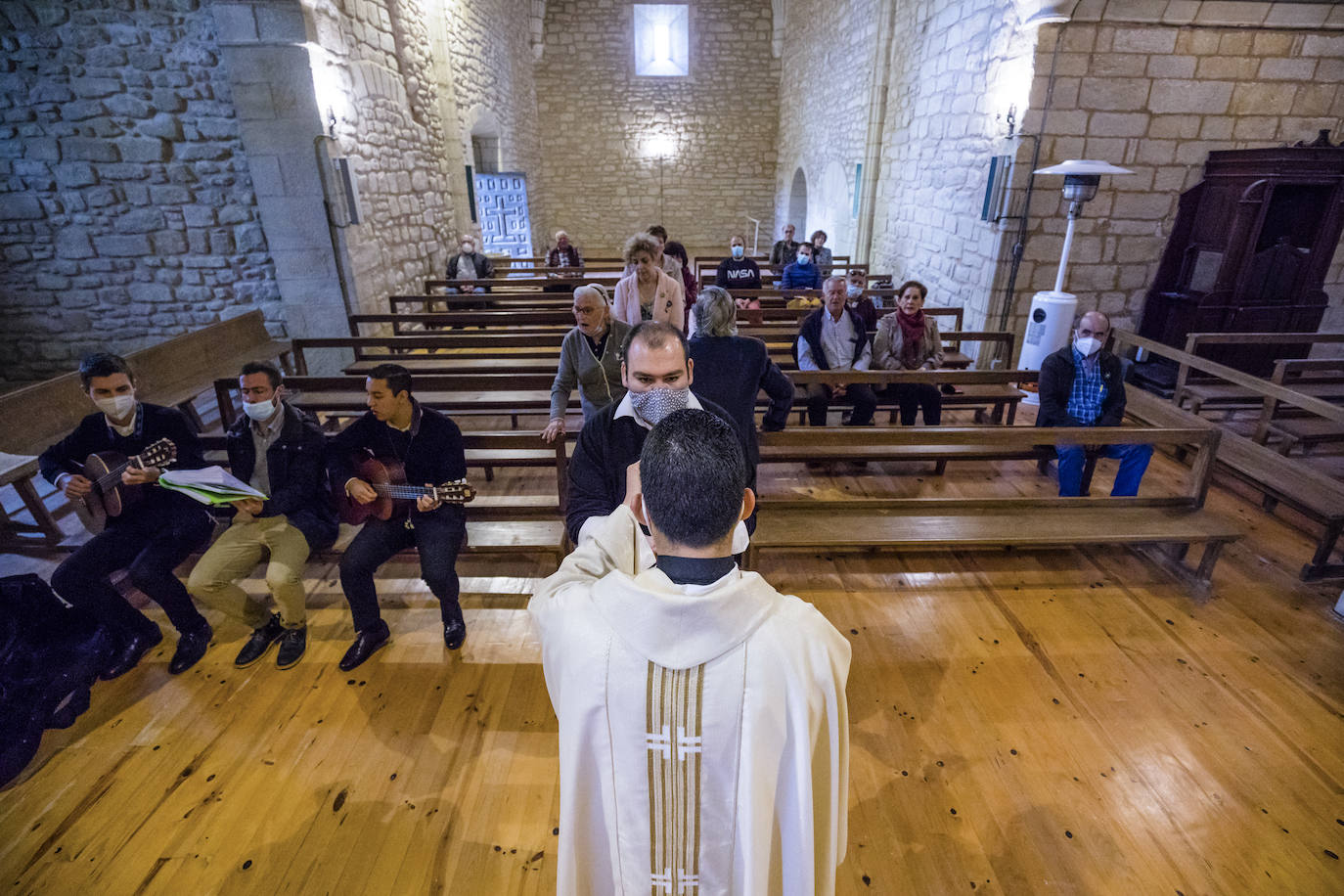 Fotos: El primer sacerdote ordenado en Álava desde hace seis años oficia sus primeras misas en Turiso y Salcedo