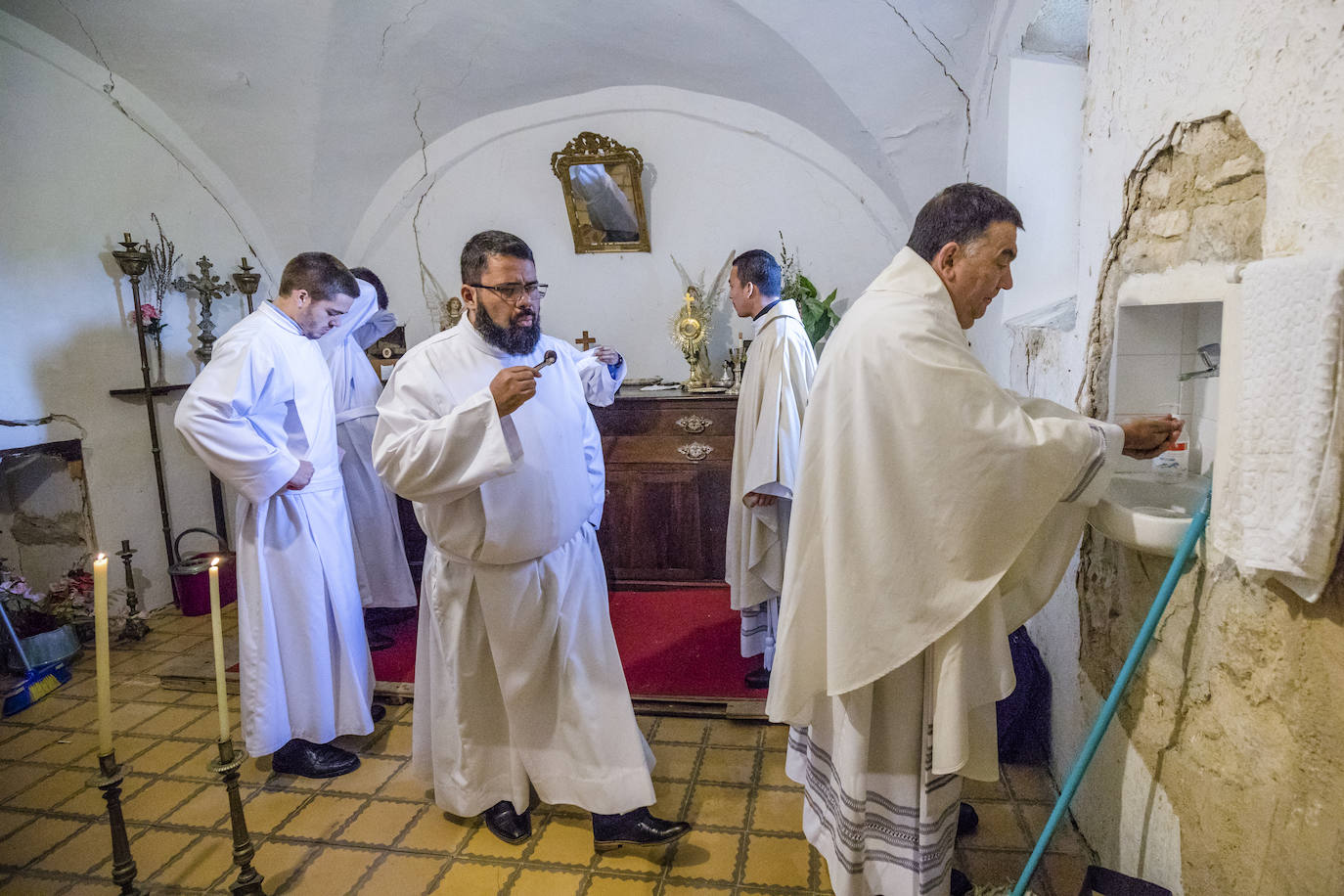 Fotos: El primer sacerdote ordenado en Álava desde hace seis años oficia sus primeras misas en Turiso y Salcedo