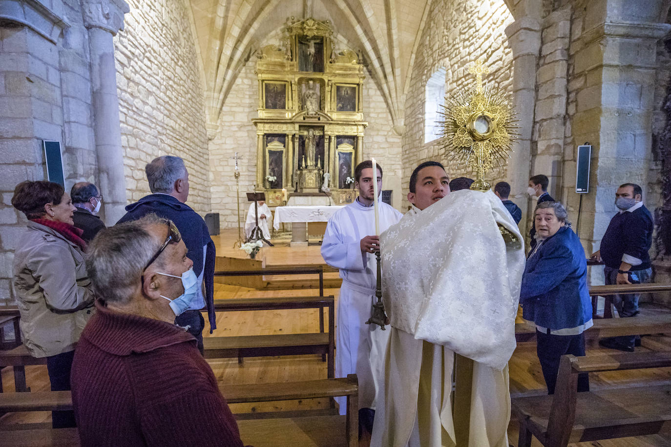 Fotos: El primer sacerdote ordenado en Álava desde hace seis años oficia sus primeras misas en Turiso y Salcedo