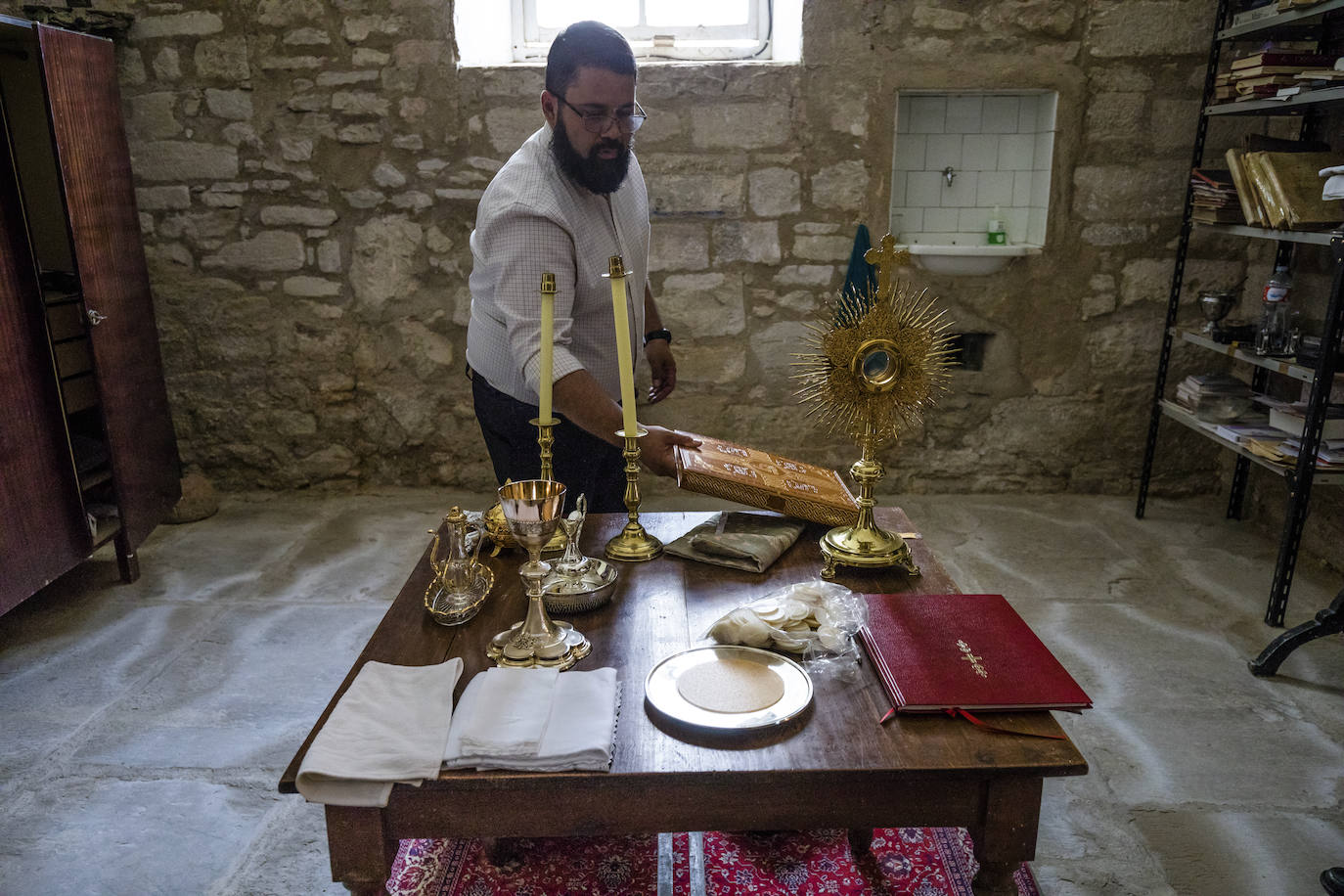 Fotos: El primer sacerdote ordenado en Álava desde hace seis años oficia sus primeras misas en Turiso y Salcedo