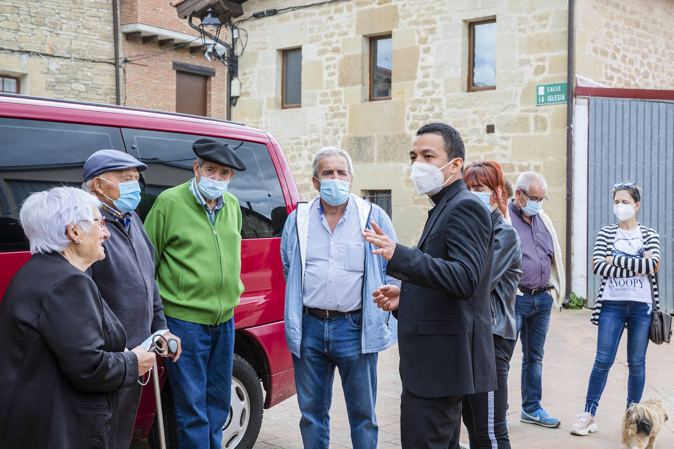 Fotos: El primer sacerdote ordenado en Álava desde hace seis años oficia sus primeras misas en Turiso y Salcedo