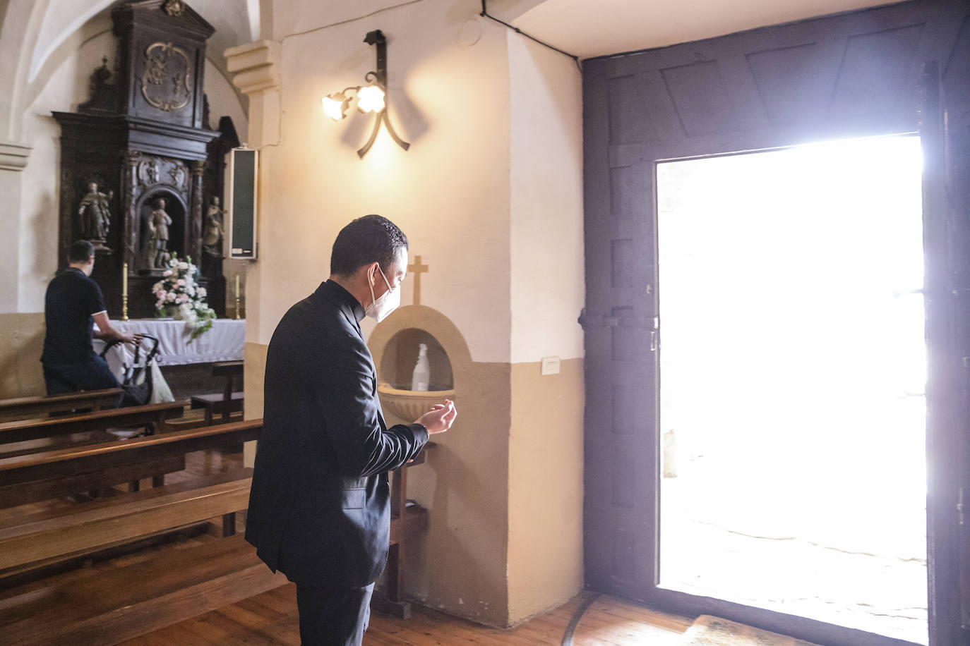 Fotos: El primer sacerdote ordenado en Álava desde hace seis años oficia sus primeras misas en Turiso y Salcedo