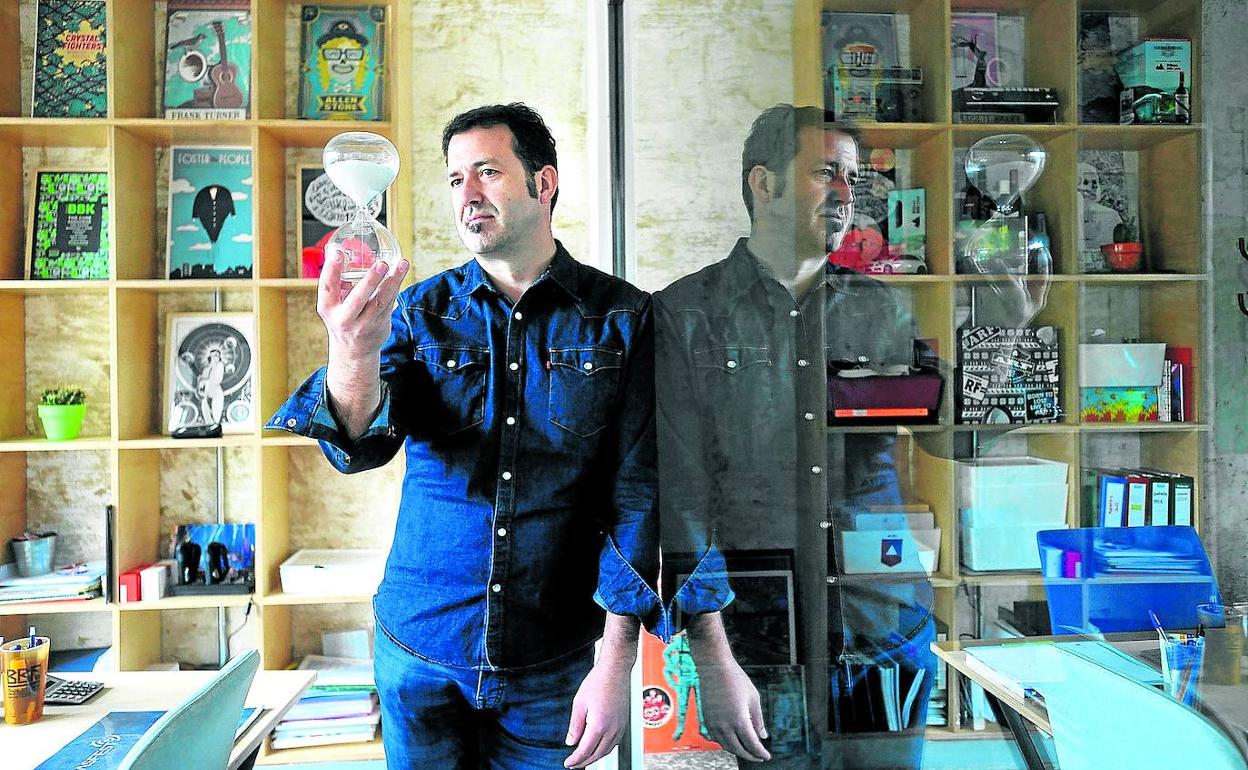 Alfonso Santiago, de Last Tour, con un reloj de arena de quince minutos, que suele utilizar para que no se alarguen las reuniones. 