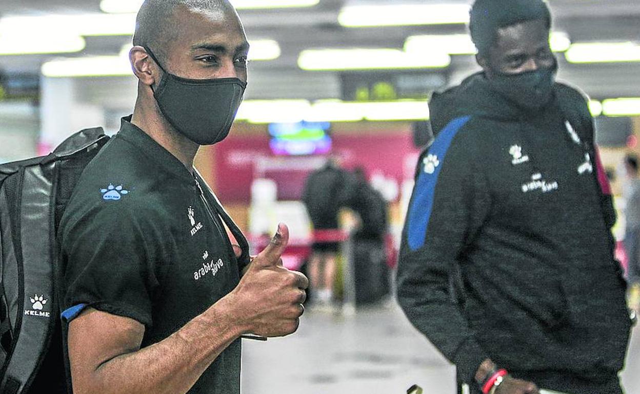 Jayson Granger saluda antes de embarcar en Foronda, el pasado jueves, junto a Micheal Eric.