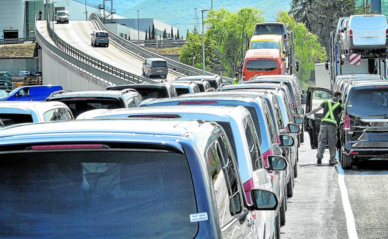 Operarios cargan furgonetas en las instalaciones de la fábrica de Mercedes-Benz en Vitoria, cuya producción ha caído un 23% con respecto a la previsión de marzo.