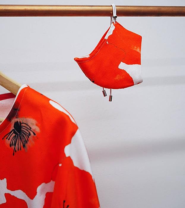 Top y mascarilla a juego de la nueva colección de Eder Aurre.