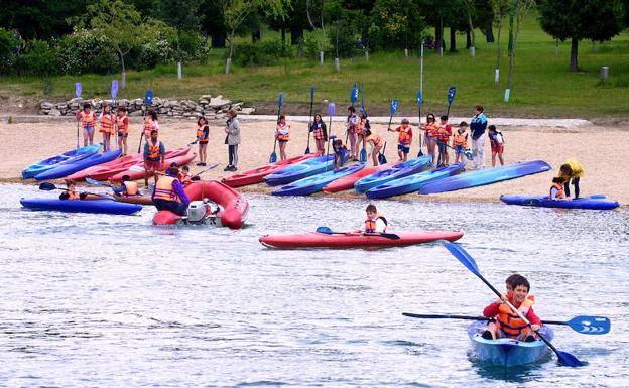 Niños en el udaleku de la isla de Zuaza.