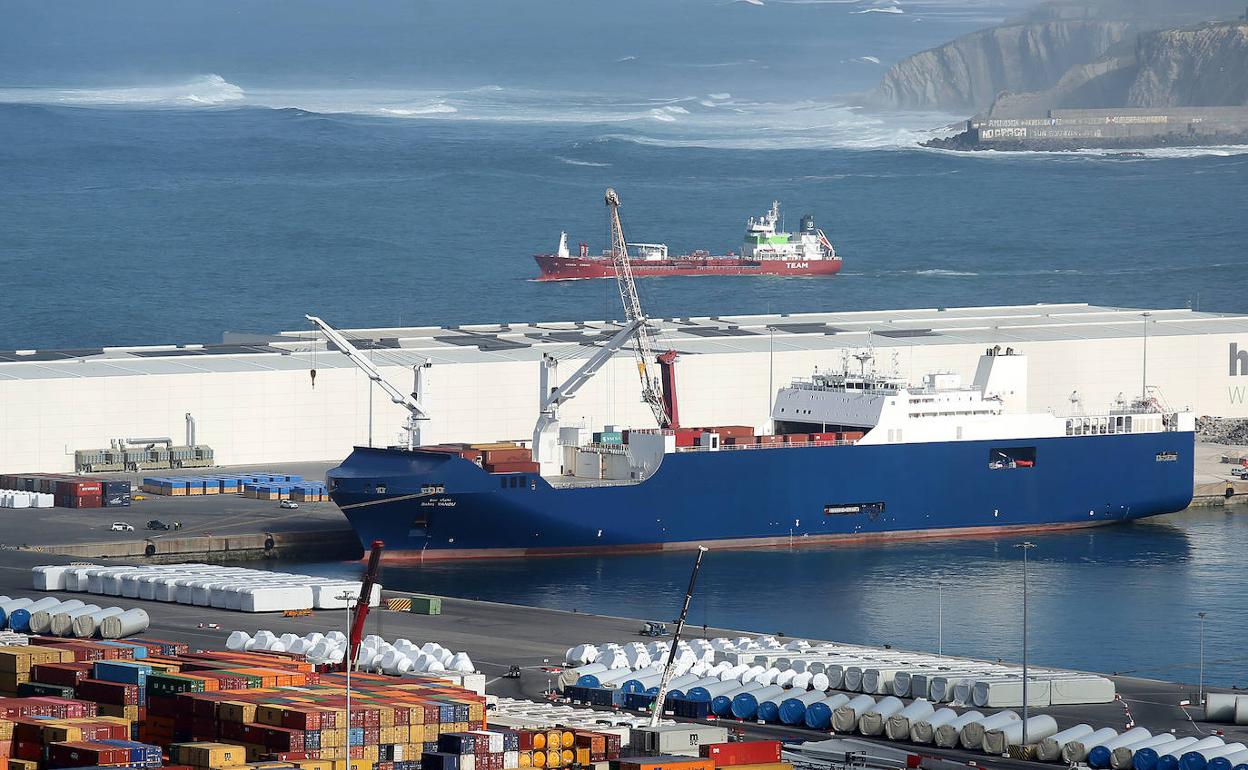 El buque, anclado en el Superpuerto.