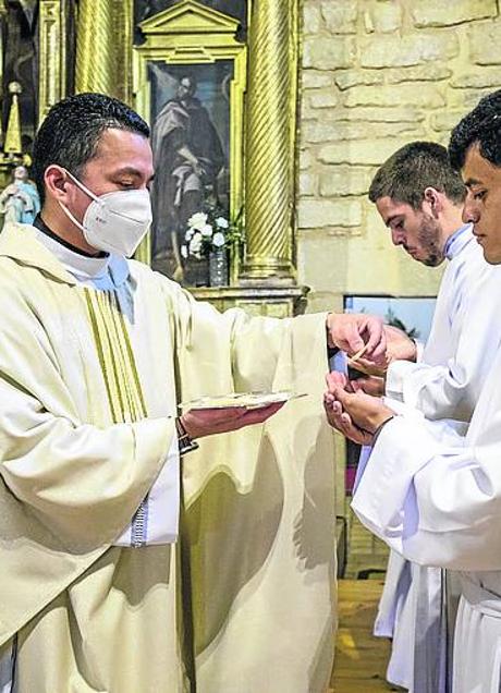 Imagen - Seguridad. A la hora de dar la comunión, el nuevo religioso se colocó la mascarilla para evitar el contagio.