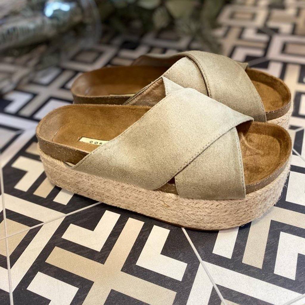 Sandalias de tiras anchas cruzadas y plataforma de esparto, tienen un precio de 24,95 euros y están disponibles también en negro y marrón en las tiendas 2 UVES en las calles Postas y Diputación