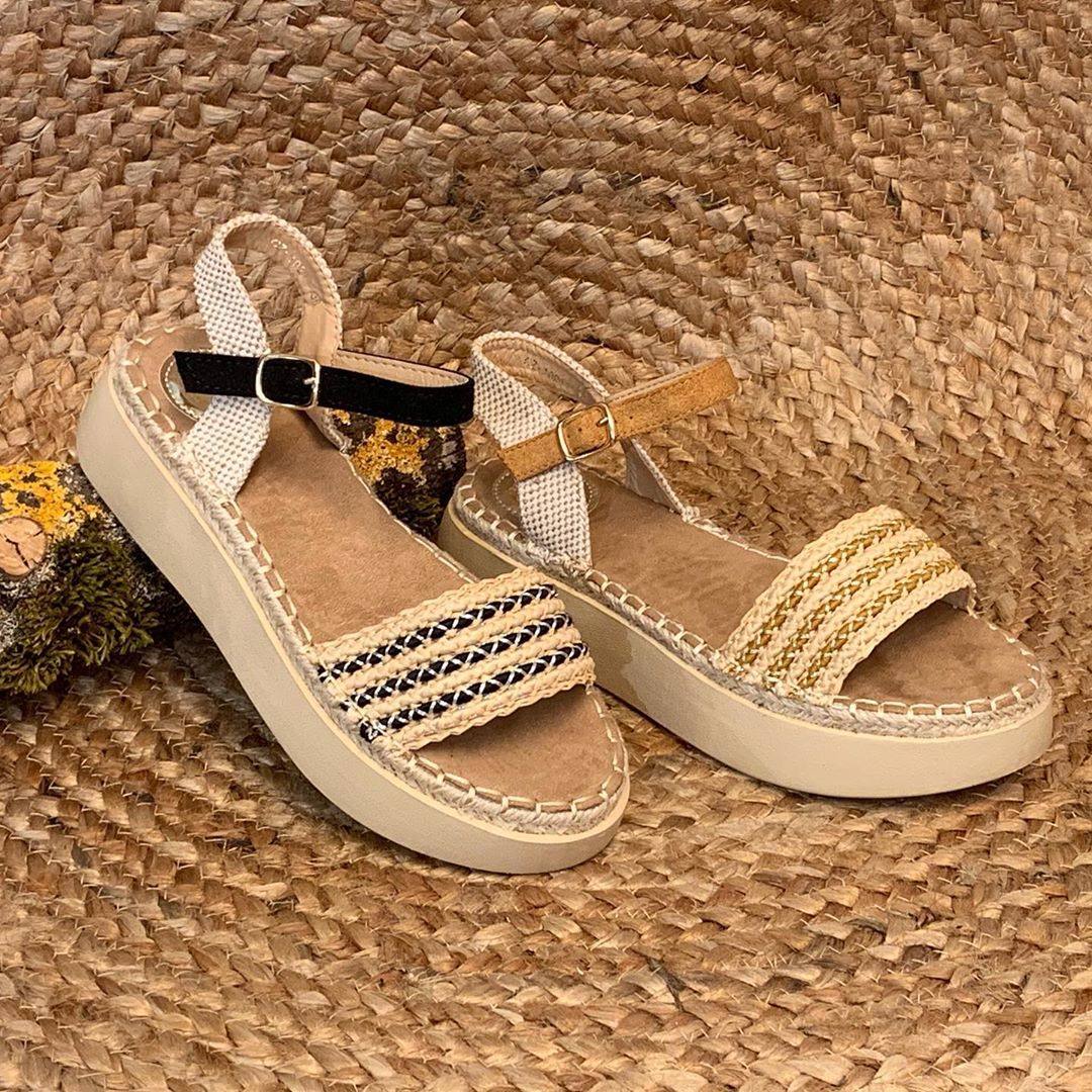 Un mismo modelo en dos colores, con plataforma y sujección al tobillo, están en CALZADOS MG.