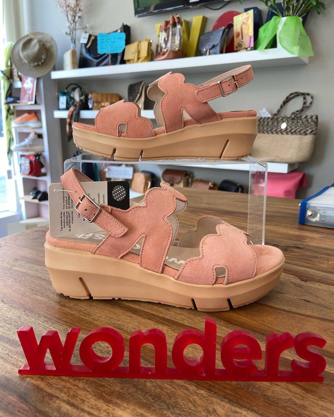 Sandalias de la marca Wonders con plataforma muy ligera y sujección en el tobillo, las tienen en más colores y en otros modelos en WOW ZAPATERÍA en la calle Getaria.