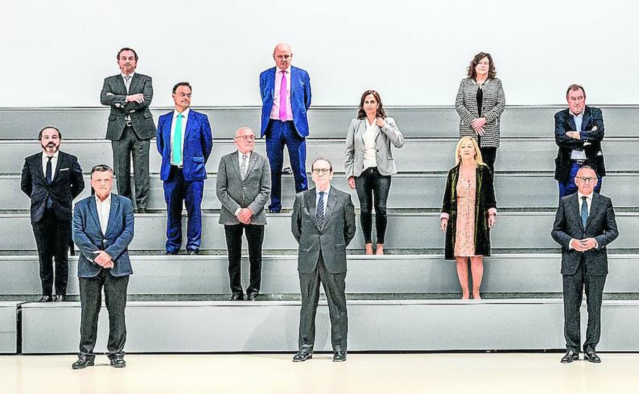 Los participantes en la reunión posaron para la fotografía respetando la distancia de seguridad en el Palacio Europa. 