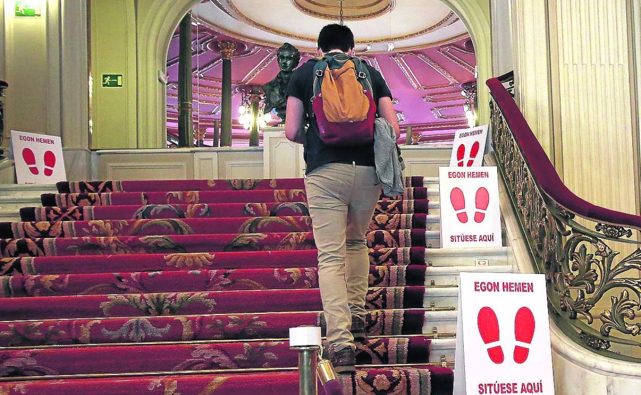 La escalera principal solo se utilizará para acceder a los baños del foyer. 