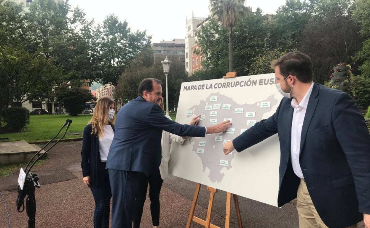 Carlos Iturgaiz ha presentado hoy el mapa de la corrupción en Euskadi en el Parque Doña Casilda. 