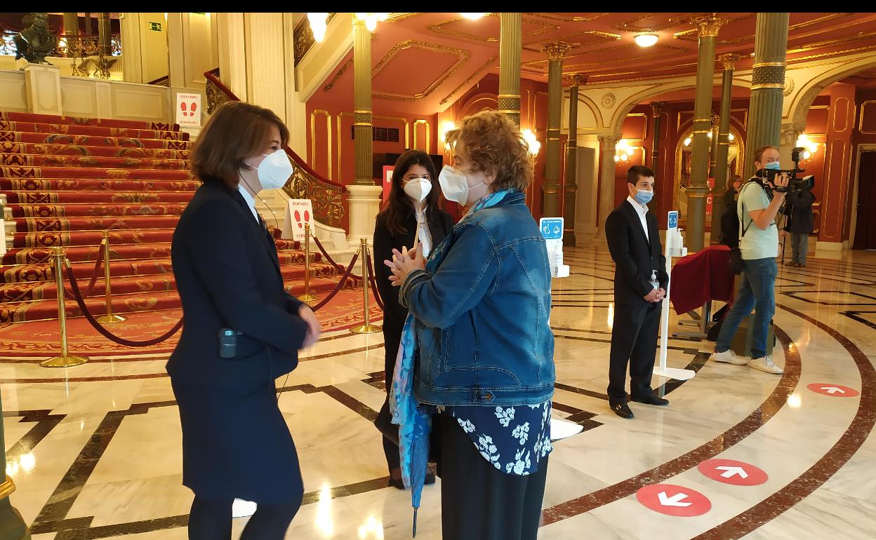 Una espectadora habla con una empleada del teatro en el hall del Arriaga. 