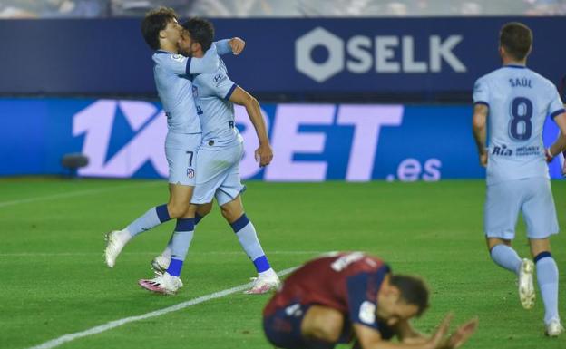 Joao Félix celebra junto a Diego Costa uno de sus dos goles a Osasuna.