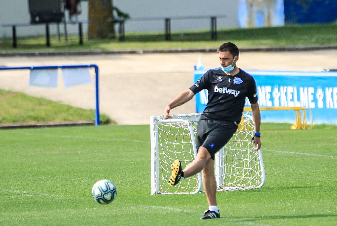 Garitano golpea un balón en un entrenamiento.