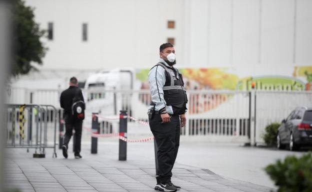 Policía vigila la factoría cárnica alemana donde ha surgido el brote de coronavirus.