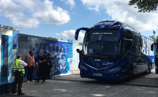 Así ha sido la llegada de los jugadores del Alavés a Mendizorroza