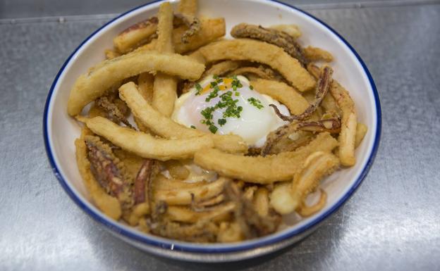 Calamares rebozados con alioli y huevo a baja temperatura. 