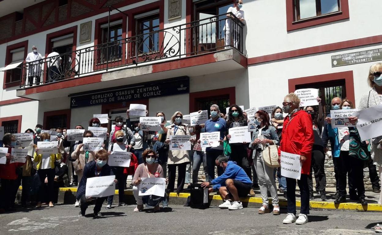 Decenas de manifestantes se concentraron frente al centro.