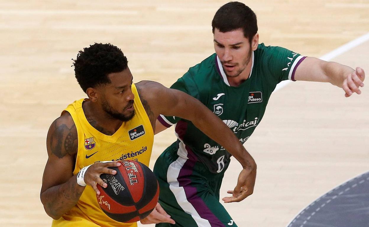 Cory Higgins, con el balón ante la defensa de Darío Brizuela, del Unicaja,