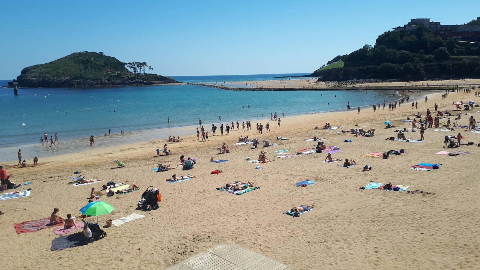 En la playa de Lekeitio, los usuarios asi lo comentan; "está un poco triste, se nota que no es como otros veranos, hay miedo y mucha cautela".