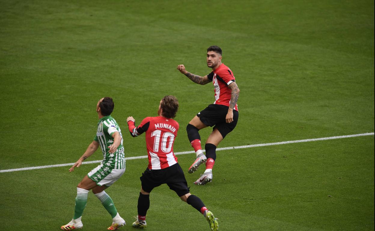 Iker Muniain disputa un balón ante la mirada de Unai Núñez.