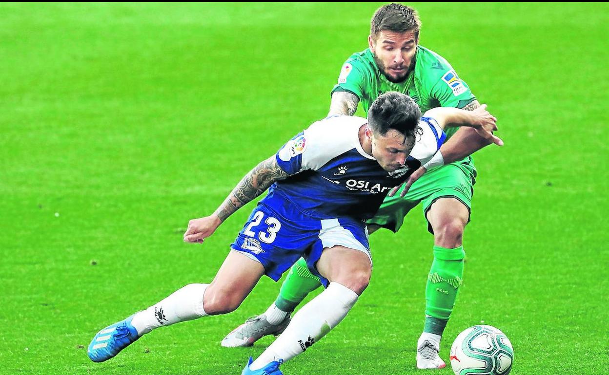 Ximo protege el balón ante la presión de Portu en la victoria del Alavés frente a la Real Sociedad. 