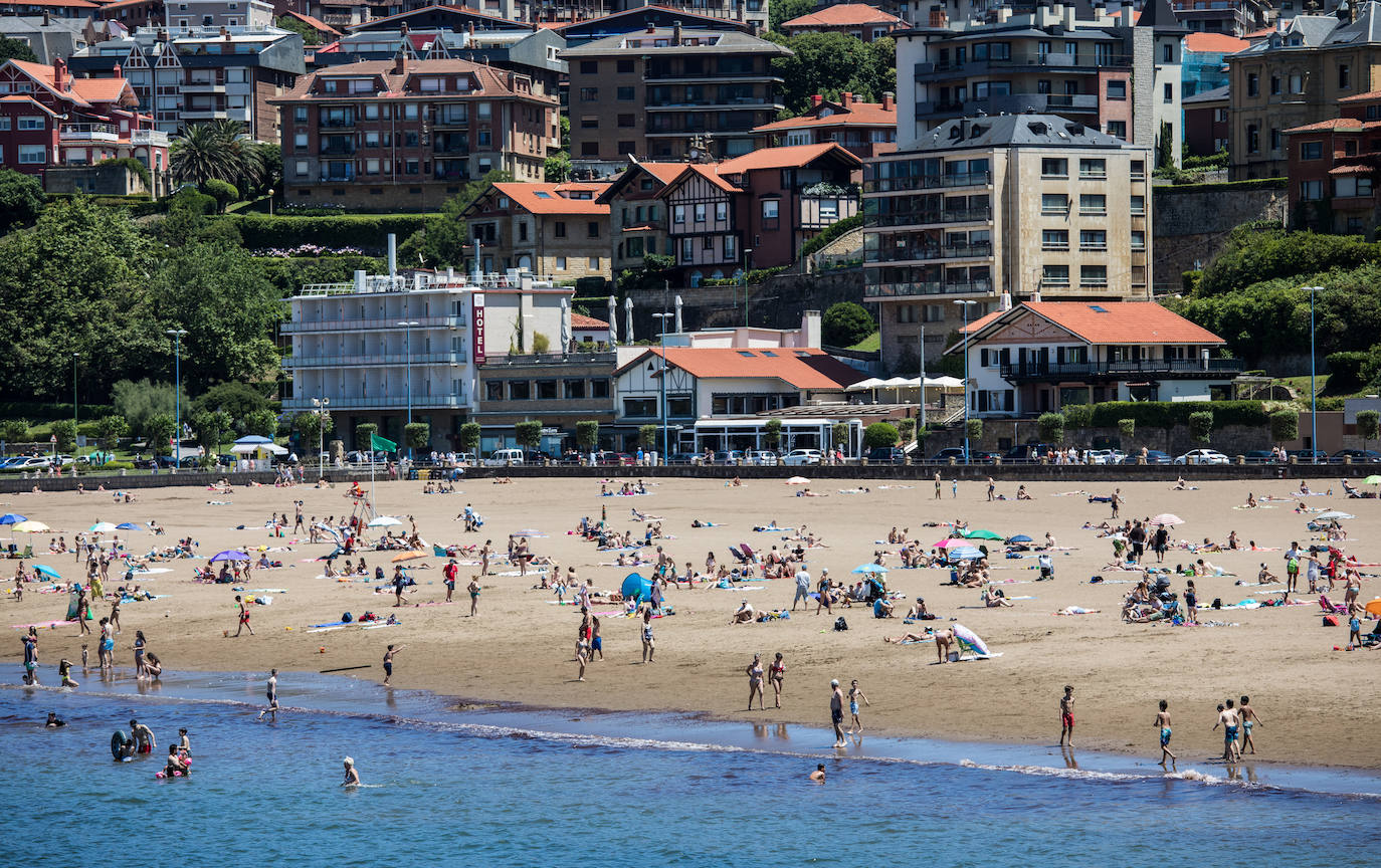 Refrescándose del calor en la playa de Ereaga