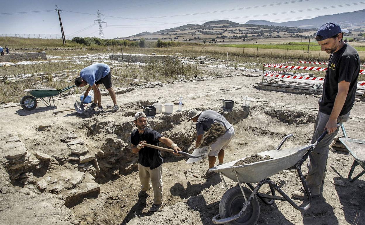 Las excavaciones han continuado en el valioso yacimiento de Iruña Veleia.