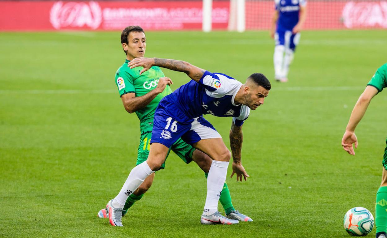 Edgar Méndez protege la pelota ante Oyarzabal en el duelo frente a la Real Sociedad.