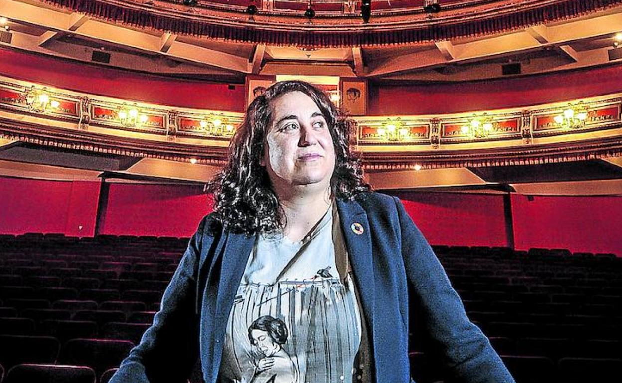 La concejala junto al escenario del Teatro Principal que correrá el telón a mediados de julio.