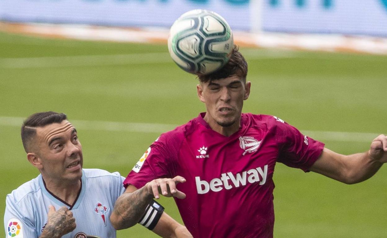 Javi López cabecea la pelota ante la presencia de Iago Aspas. 