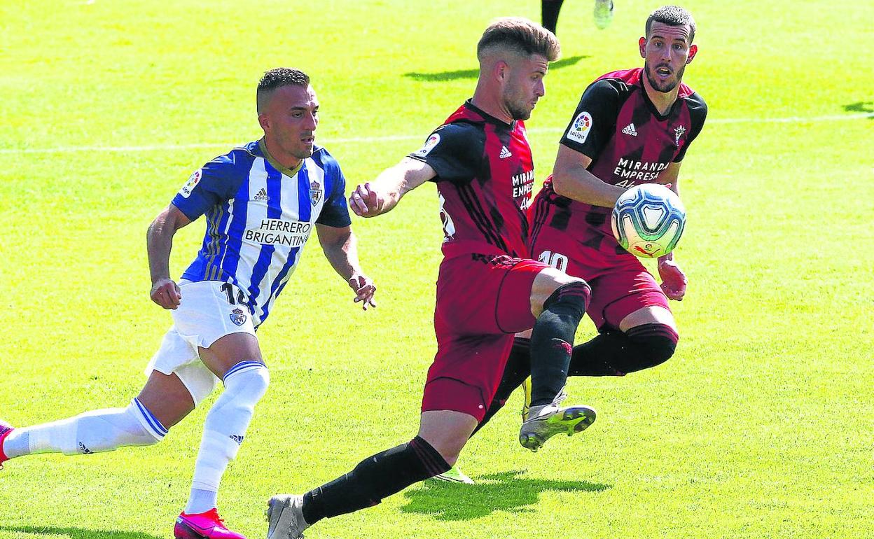 Mario Barco, el goleador ayer de los rojillos, se lleva un balón.