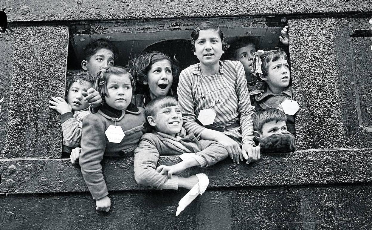 A bordo. Niños en el 'Habana' a su llegada a Southampton.