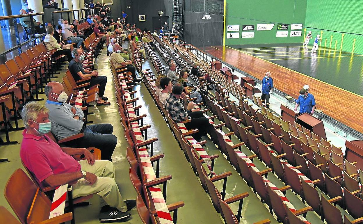 Los aficionados cumplieron con las medidas de seguridad en la grada del Galarreta.