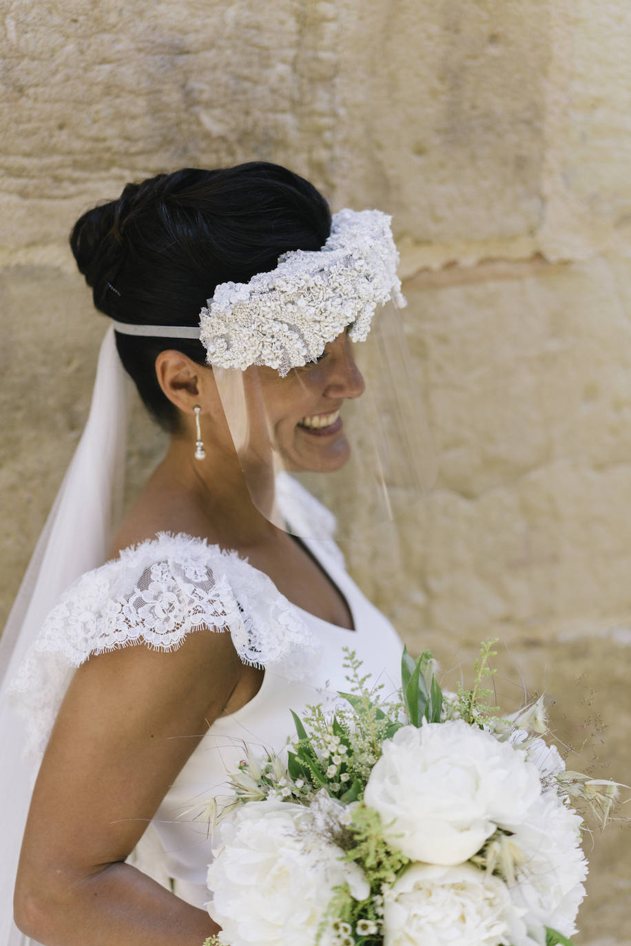 Fotos: Una boda religiosa en Euskadi, sin abrazos y con pantallas protectoras