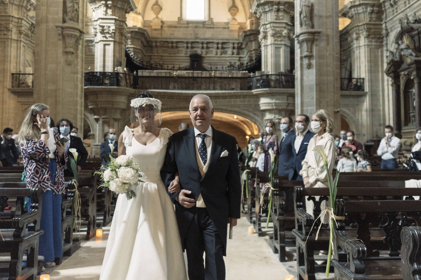 Fotos: Una boda religiosa en Euskadi, sin abrazos y con pantallas protectoras