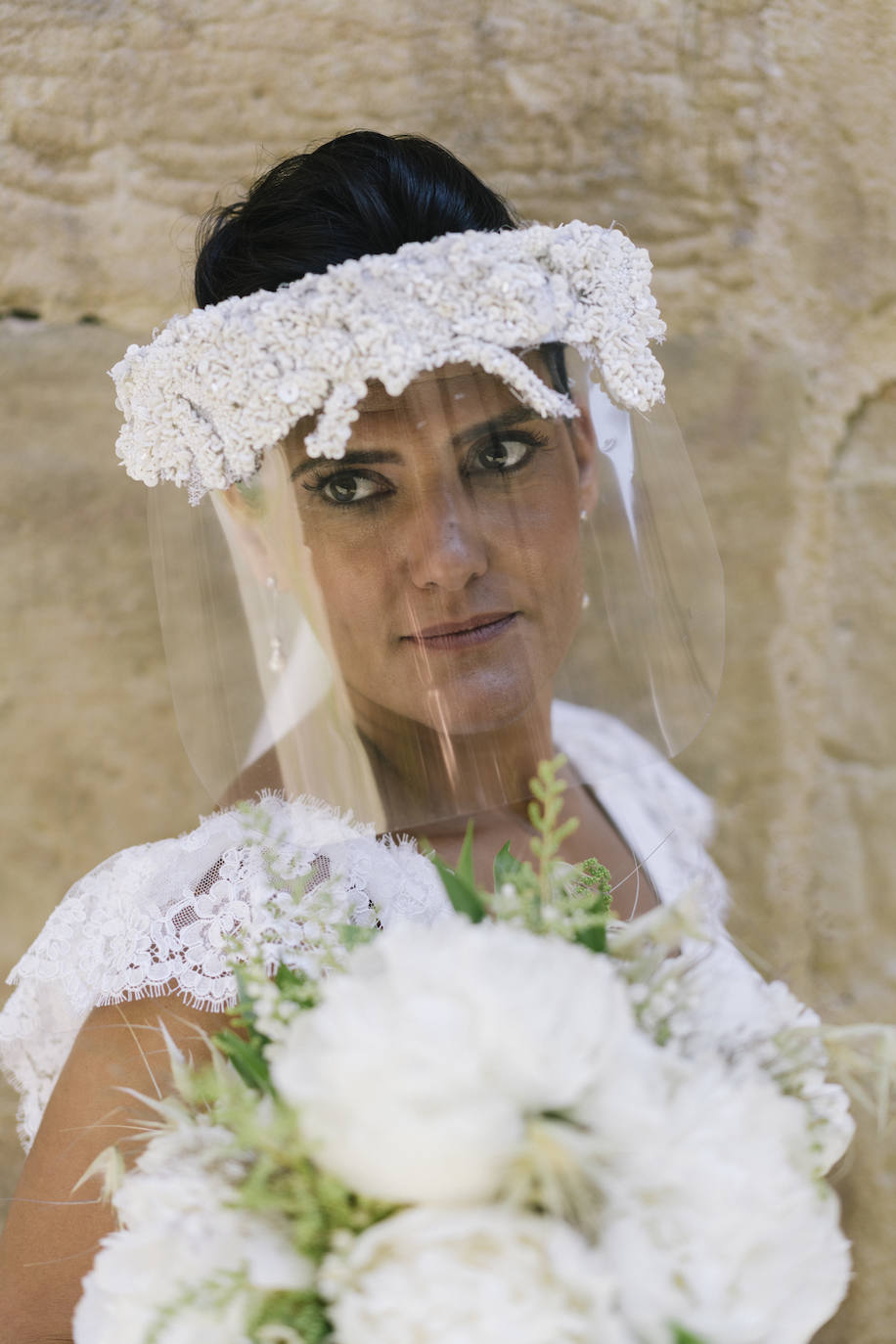Fotos: Una boda religiosa en Euskadi, sin abrazos y con pantallas protectoras