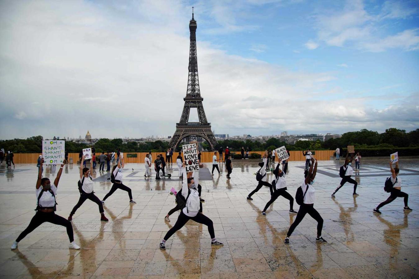 Miembros del grupo de yoga de Hermine Prunier realizan una coreografía para mostrar su apoyo al movimiento Black Lives Matter durante el Festival Francés de Música