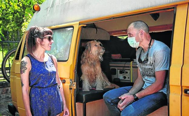 Imagen principal - 1. Nuria Urreta y Gerardo Medina, de Bilbao, fueron a pasar el día en su furgoneta a Ezcaray. | 2. Roberto, con sus pequeños Iker e Ibai y el abuelo Ismael en Haro | 3. Los guipuzcoanos Oier y Aitor toman una caña en Haro. 