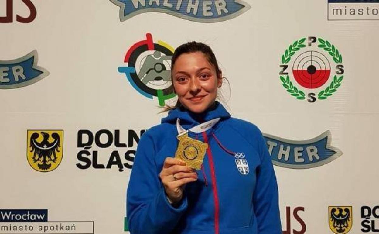 Bobana Velickovic posando con el oro que logró en el Europeo celebrado en febrero. 