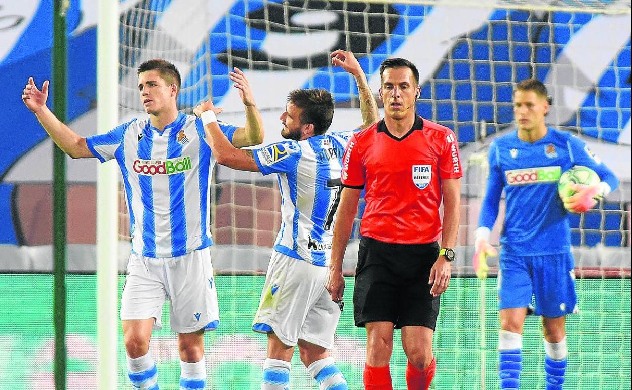 Jugadores de la Real protestaron airadamente las decisiones arbitrales. 